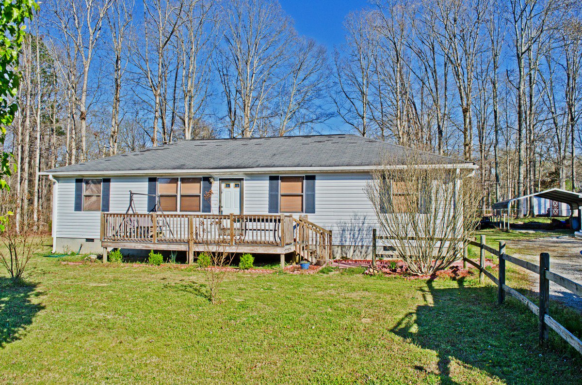 RealEstateSC's tweet image. $189,900 3 BD 2 BA Over half acre lot with 184 feet of Prime Road frontage on Hwy 14 in Simpsonville! greenvillerealestatehub.com/property/20215…