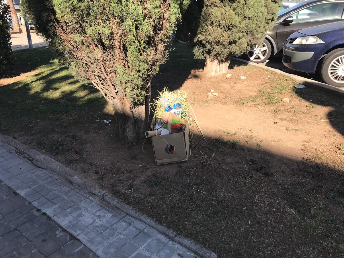 AnnaOssul's tweet photo. Ahir hi havia una paradeta de roses a la carretera Molins de rei amb Viladomat de #Sabadell. Sembla que els seus encarregats es van deixar de recollir-ne una part. Els podeu avisar, @Aj_Sabadell @PoliciaSabadell ? Gràcies! #fotodenúncia #postsantjordi https://t.co/cwEjEXk4ZH