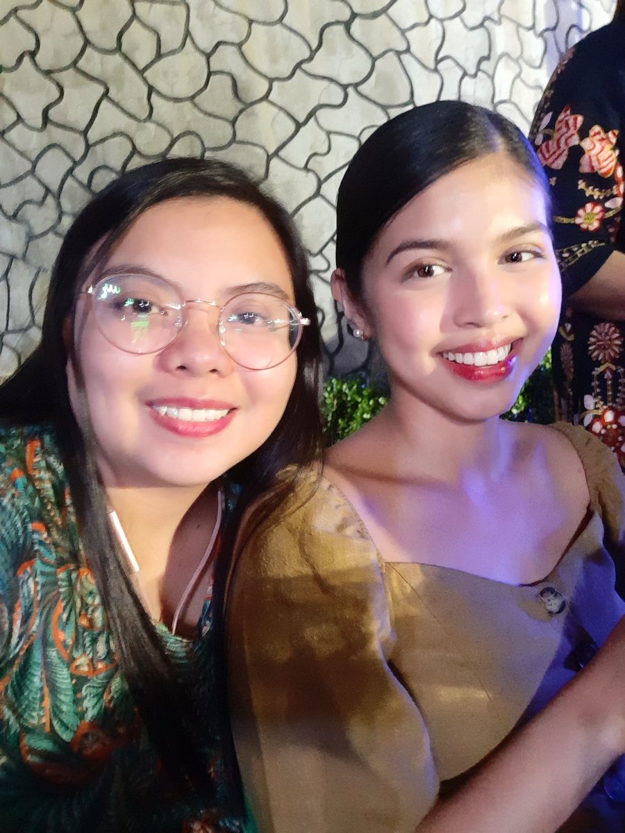 menggurl's tweet photo. After 4 years of being your fan, ilang beses na kitang nakita sa personal.  Ngayon 'yung "Tamang Panahon" ko, na makapag-picture sayo, selfie pa. 😭 Such an achievement. Huhu!!!
Advance Happy Birthday to me!!!!!

Salamat, @mainedcm 💛 Mahal na mahal kita.
#MaineMendoza https://t.co/7UantiwZ7K
