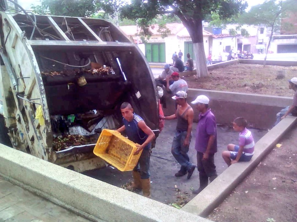 producesvencer's tweet photo. AHORA || Se encuentra en total normalidad y cumpliendo su ruta diaria el Servicio de Aseo Urbano, Gracias a las gestiones de nuestro Gobernador @RMarcoTorres y  del Alcalde @FelixJPSUV #VenezuelaBellaEnMarcha https://t.co/g0e0hedK7H