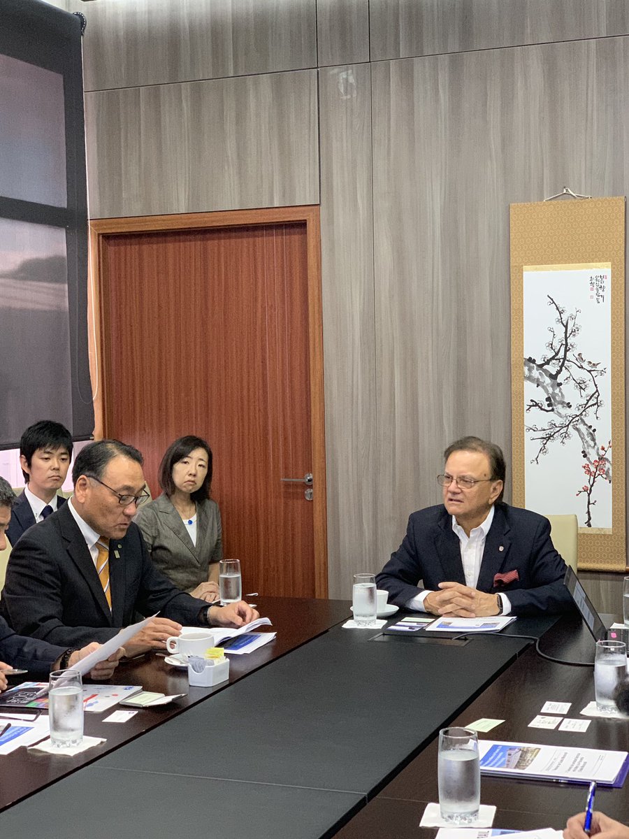 Reunión con el equipo japonés del monorriel de Osaka, intercambiando conocimientos para la línea 3 al oeste