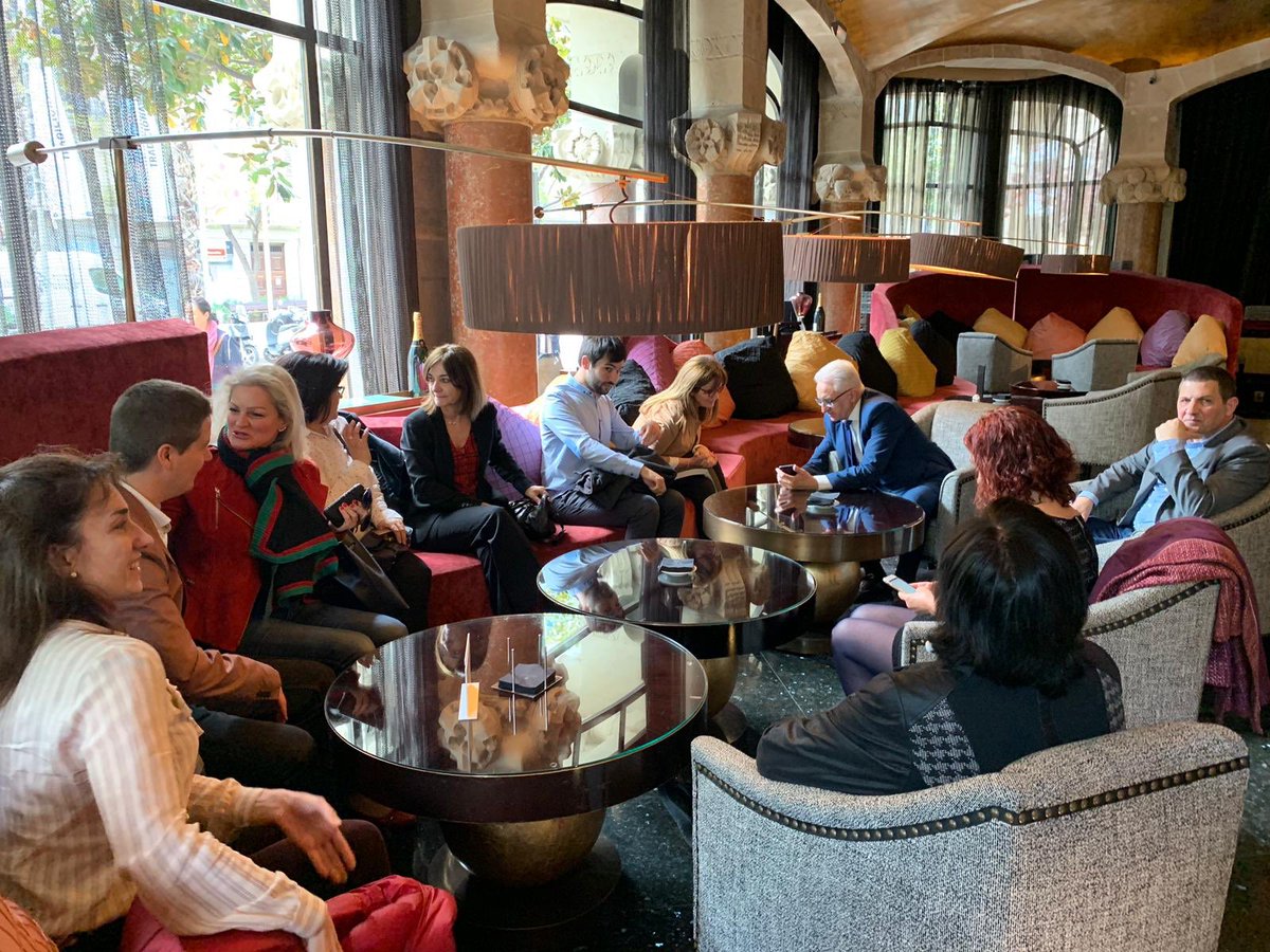 GerardoEIP's tweet image. Esto es ser grande como lo es @Carnicer_Proto. Las fotos son del encuentro con socios de @acpri La primera es cómo empezò la reunión. La segunda refleja còmo acabò. No hacen falta las palabras.