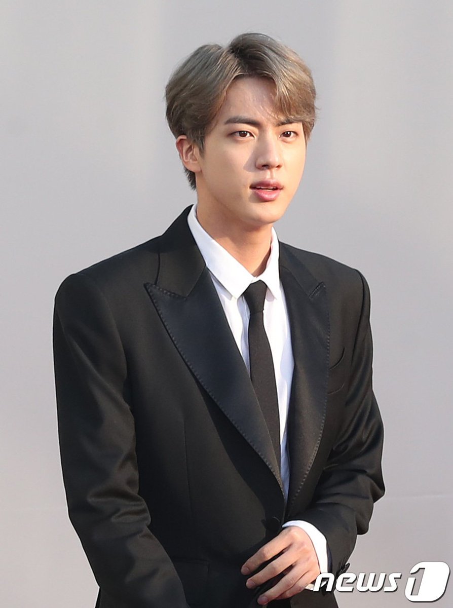 Koreaboo's tweet photo. CEO Kim arriving for a shareholders' meeting at JinHit Entertainment 😂 https://t.co/tUMDEGgwrP