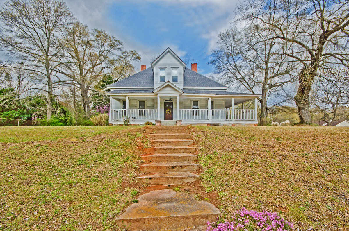 RealEstateSC's tweet image. $125,000 3 BD 1 BA An incredible opportunity to own a whole corner on S. Main Street in Fountain Inn South Carolina! greenvillerealestatehub.com/property/20215…