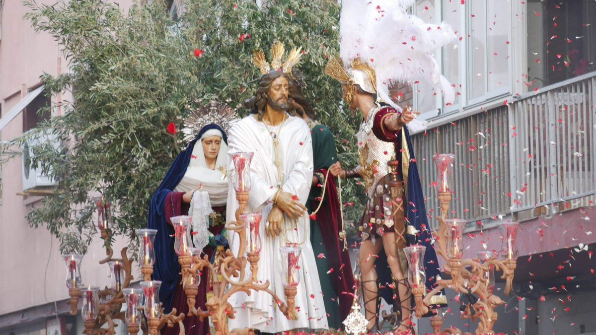 ADRA: Procesión de <a href="/PrendiAdra/">Hdad. del Prendimiento</a> con <a href="/amarroquiamrtnz/">Arroquia Martínez</a> , el Martes Santo.