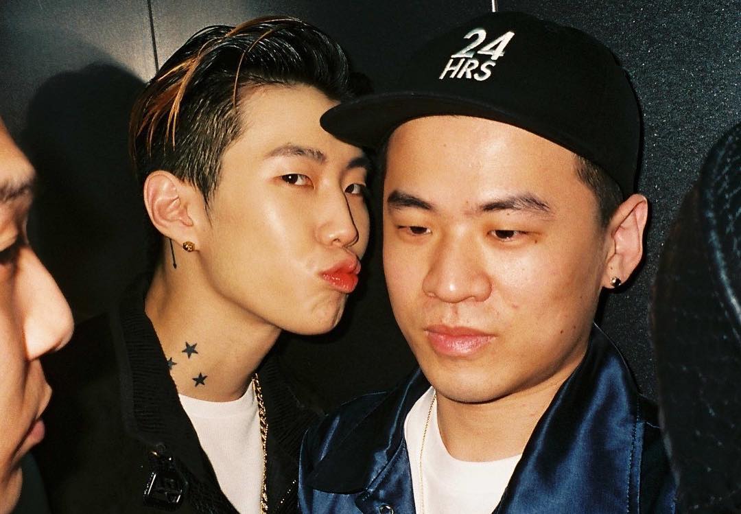 Jwalkerz_TH's tweet photo. [#HAPPYJAYDAY] 190425 อัคลี่ดั๊คลงภาพเจย์อวยพรวันเกิดค่ะ 😂😂 [2/3]

https://t.co/A5cL9xxRmg

#JAYPARK #박재범 #AOMG #H1GHRMUSIC #RocNation
#HappyJayParkDay https://t.co/QzeYl3ildG