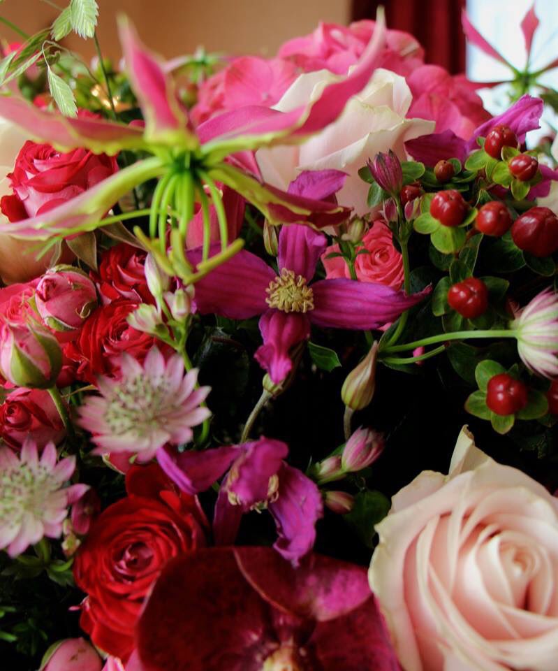 Marginpar's tweet photo. Colorful wedding inspiration with a selection of #Marginpar flowers styled in @AmstelHotel Amsterdam! Flowers styled: #Clematis Amazing® Inspiration, #Astrantia Star of Promise, #Chasmantium, #Hypericum Season and #Scabiosa Red Velvet! (photo and styling by @lmflowerfashion) https://t.co/60OpOWhr06