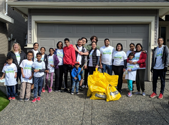 CityofSurrey's tweet photo. Thank you to the many volunteer teams who helped to clean up hundreds of bags of garbage from our streets, neighbourhoods, and parks for #SurreyCleanSweep. Even if you can only spare 10 minutes. let’s keep working together to keep #SurreyBC litter free. #lovewhereyoulive https://t.co/wgpMCe2ZQi