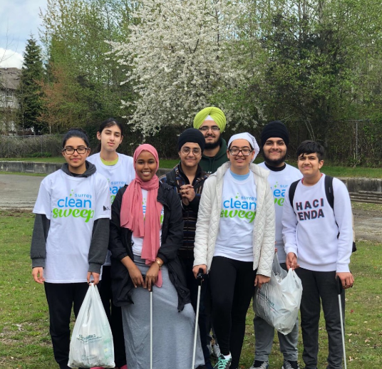 CityofSurrey's tweet photo. Thank you to the many volunteer teams who helped to clean up hundreds of bags of garbage from our streets, neighbourhoods, and parks for #SurreyCleanSweep. Even if you can only spare 10 minutes. let’s keep working together to keep #SurreyBC litter free. #lovewhereyoulive https://t.co/wgpMCe2ZQi