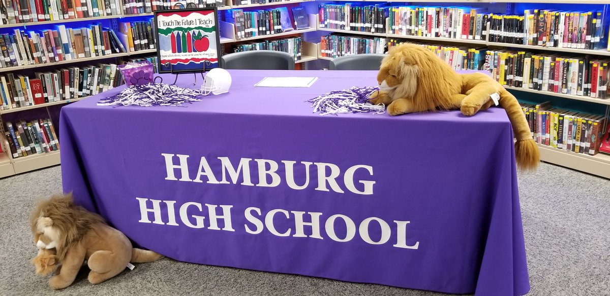 2018ATOY's tweet photo. A beautiful ceremony at Hamburg for #arsigningweek2019. Thanks @jeffdyer26 for chauffeuring me! #TeachArkansas https://t.co/MPa7XmMPQO