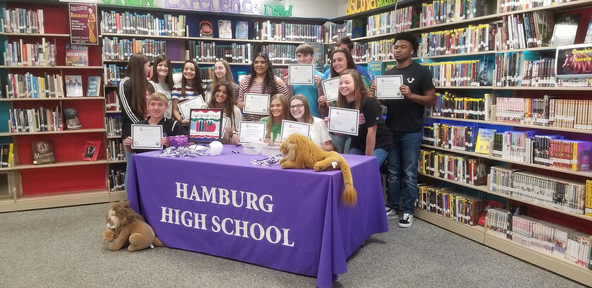 2018ATOY's tweet photo. A beautiful ceremony at Hamburg for #arsigningweek2019. Thanks @jeffdyer26 for chauffeuring me! #TeachArkansas https://t.co/MPa7XmMPQO