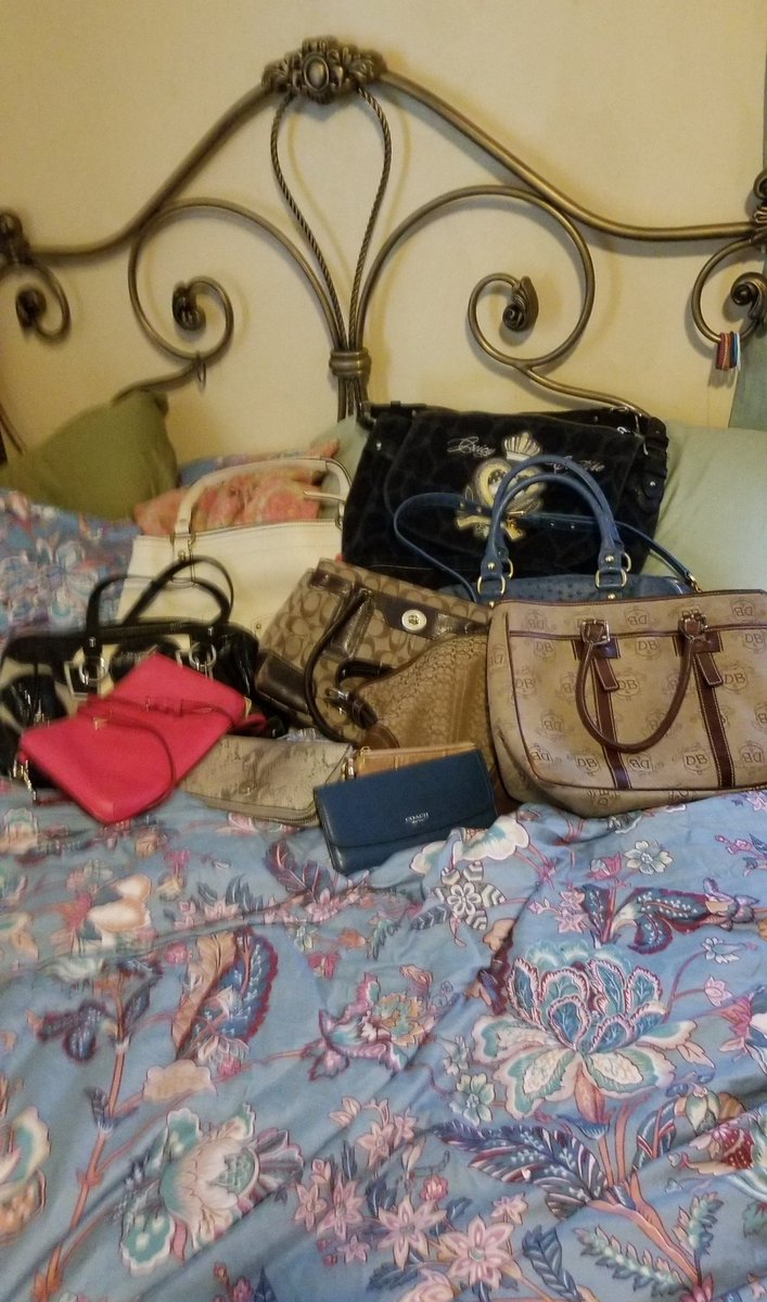 Lissa3243's tweet photo. #Thredup #rescuebox #Poshmark
Going to list some of these on poshmark but keeping the white leather coach and Ostrich Rebacca Minkoff ๐๐๐๐ https://t.co/AG2GTrjfHu