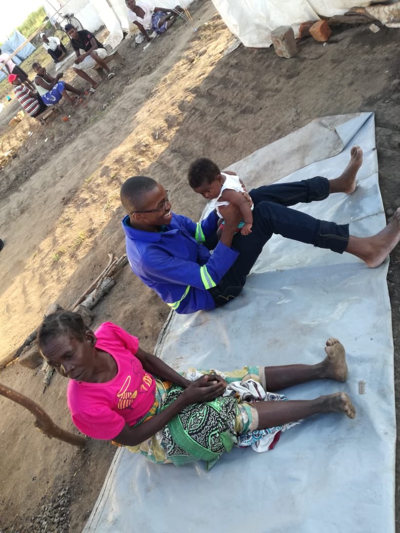 wilkerDias13's tweet photo. O que me torna a melhor pessoa do MUNDO...Visita as Vítimas do #CycloneIdai em Nhamatanda #Lamego onde distribuímos algumas sementes, enxadas e muitaaaa alegria❤️ #cycloneidaiupdate #mozambiquefloods2019 https://t.co/hwAqFOWHWI