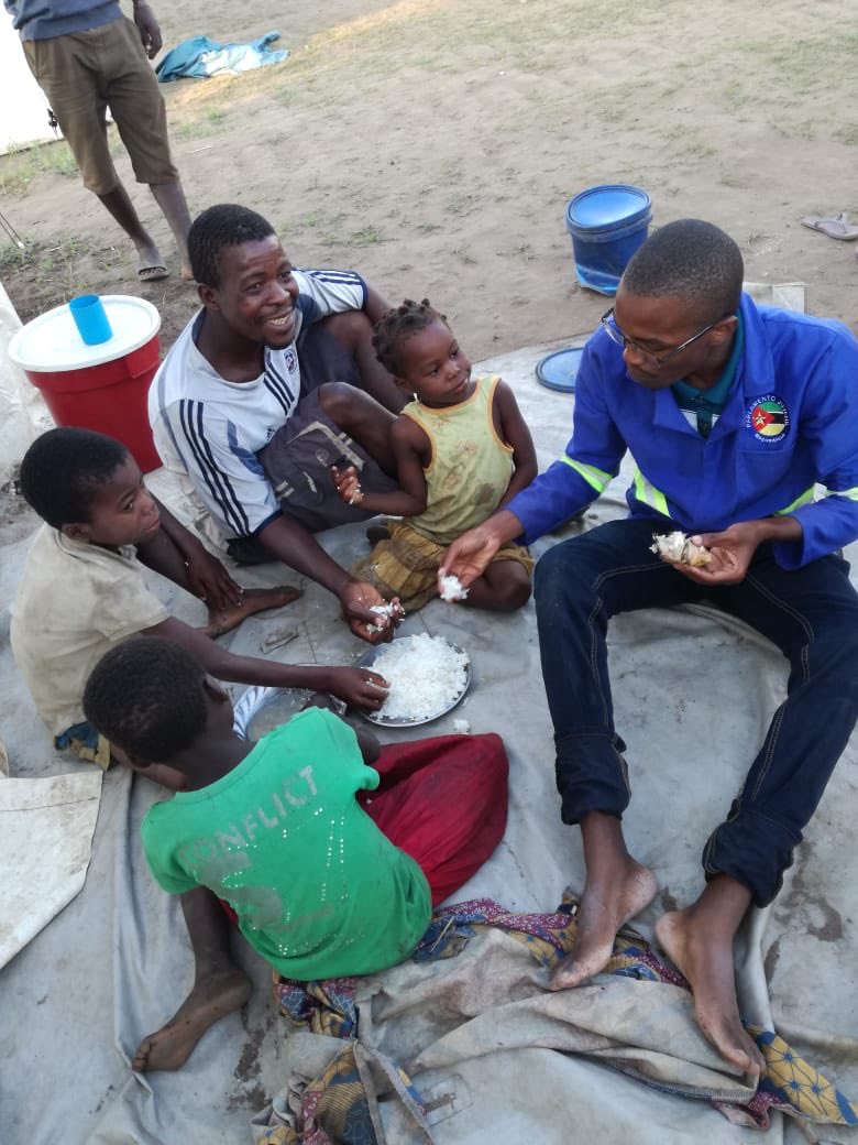 wilkerDias13's tweet photo. O que me torna a melhor pessoa do MUNDO...Visita as Vítimas do #CycloneIdai em Nhamatanda #Lamego onde distribuímos algumas sementes, enxadas e muitaaaa alegria❤️ #cycloneidaiupdate #mozambiquefloods2019 https://t.co/hwAqFOWHWI