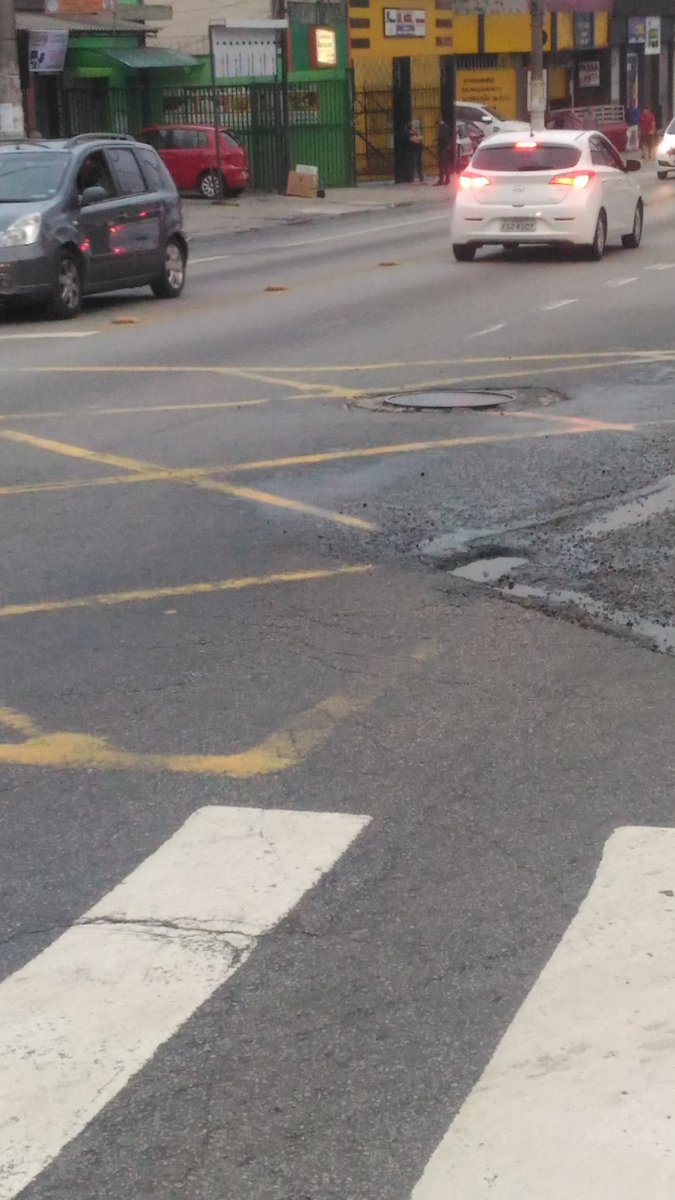 JulioEduardo26's tweet photo. @CETSP_ @sptrans @TapaBuracoSP @prefsp e não é que o buraco esta se formando com tanta água e óleo acumulando na esquina.
Boca de 🐺 neles. https://t.co/aICmpgvGxT