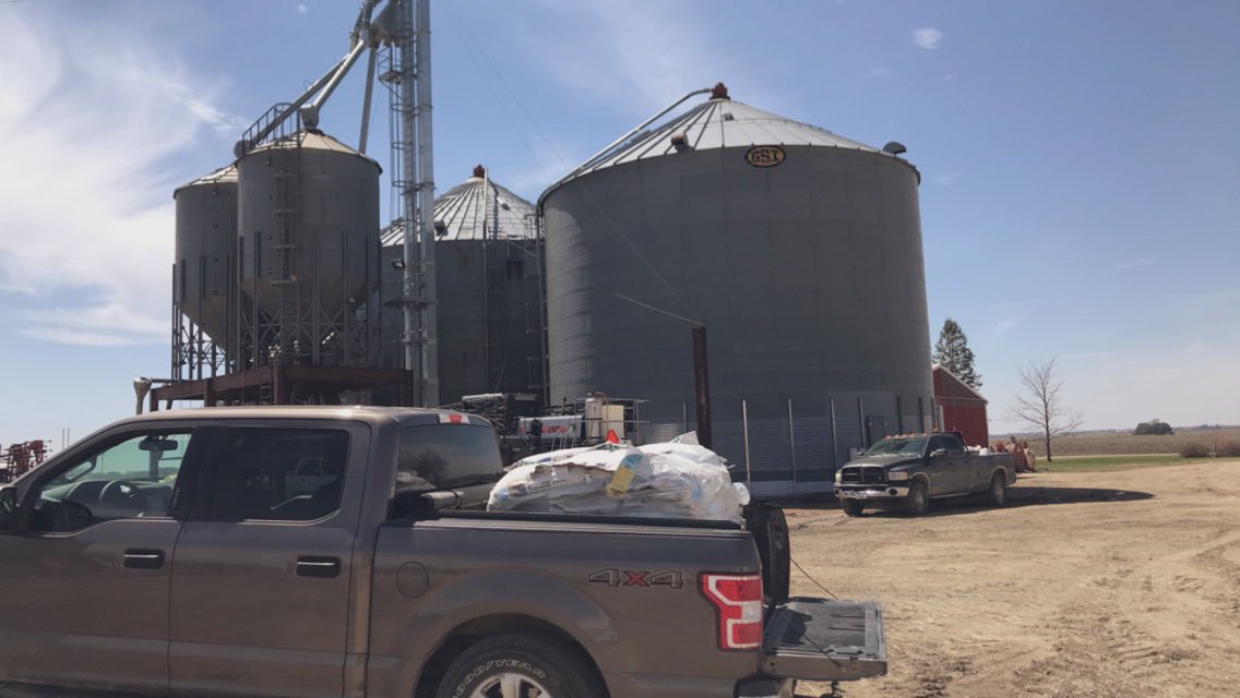 MelodyNMac's tweet photo. @MLSchultzie drops off lunch, I drop off the Horizon plot set. #NKteamwork Always a great time seeing the Franke brothers! #plant19 #NKseeds https://t.co/CmBGWMMrgm