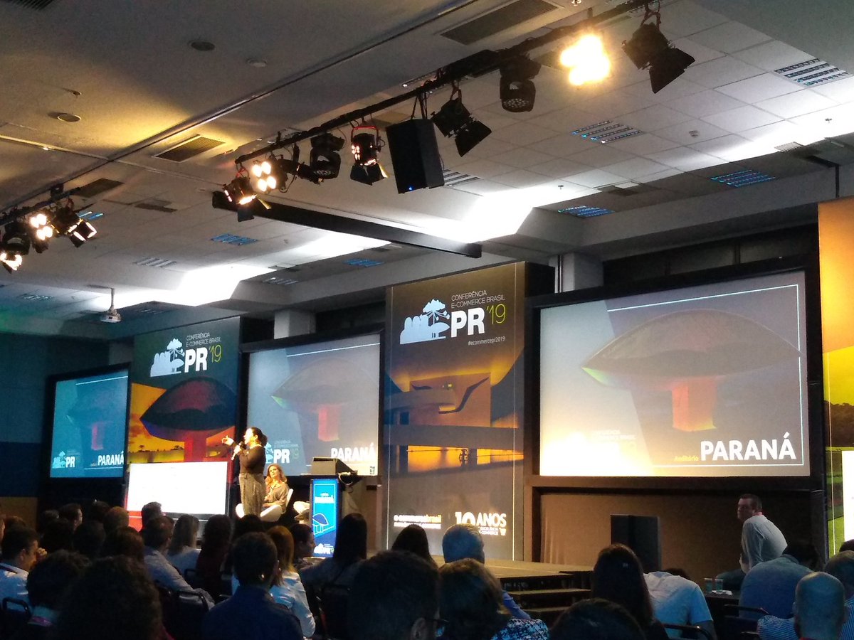 edvaldocorrea's tweet photo. Vivianne Vilela, Diretora Executiva do @eCommerce_Br conduzindo muito bem o debate indústria x varejo e o uso do #ecommerce . Parabéns! #ecommercepr2019 #forumecommerce #DigitalTransformation https://t.co/Ac9N5RSAUF