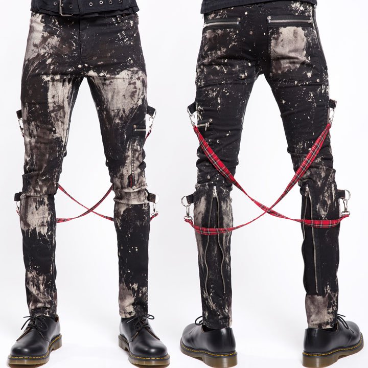 заплатка на черные штаны. штаны рокера. скинет джинсы я как нефор. неформальная одежда. рокерские штаны.