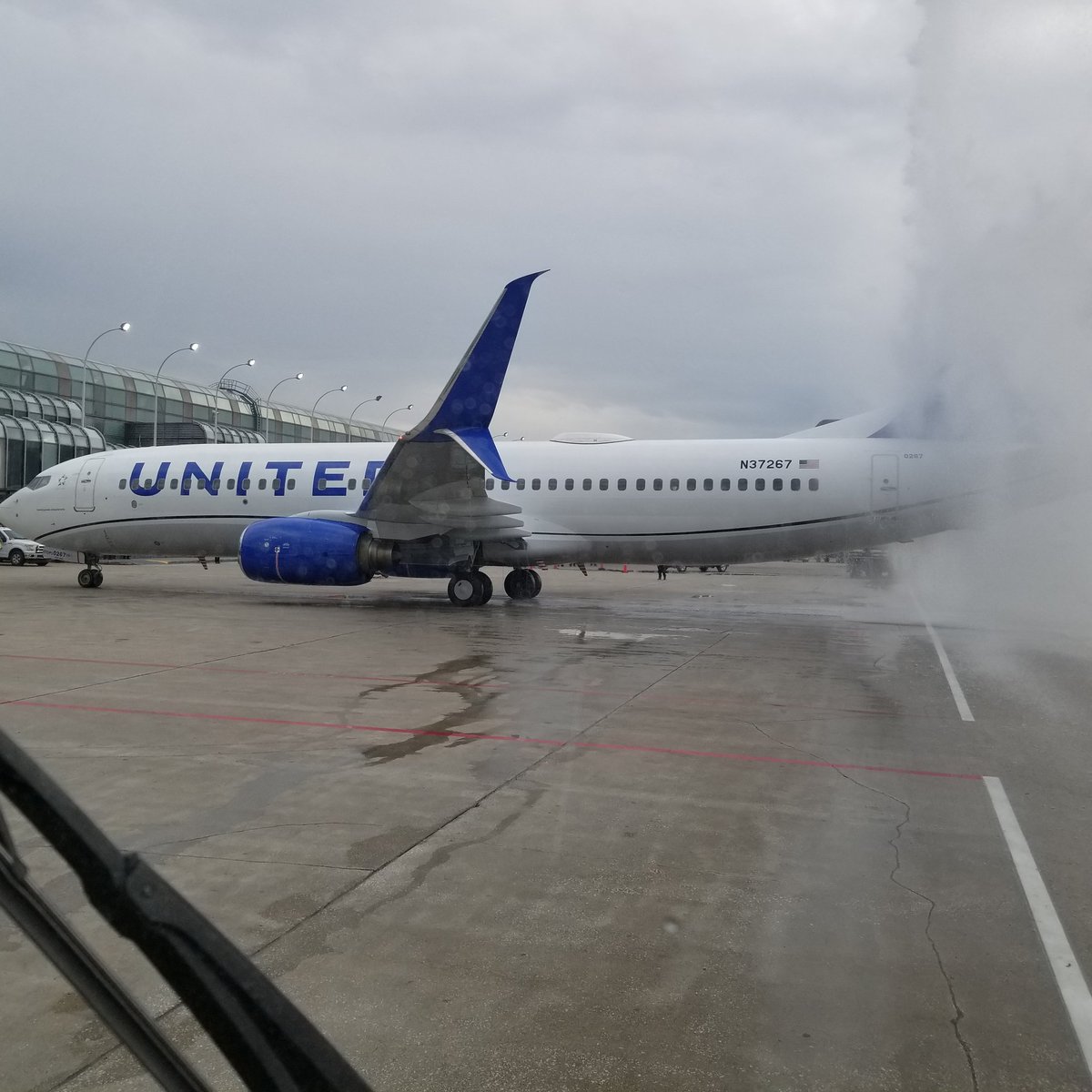 Urvin Kapadia (@urvinkapadia) on Twitter photo <a href="/MikeHannaUAL/">Mike Hanna</a> <a href="/FoxMikeFoxORD/">Michael Fox</a> #beingUnited Welcome New Bright Livery at Gate B9 O'Hare international Airport <a href="/MikeHannaUAL/">Mike Hanna</a> <a href="/FoxMikeFoxORD/">Michael Fox</a> #beingUnited Welcome New Bright Livery at Gate B9 O'Hare international Airport