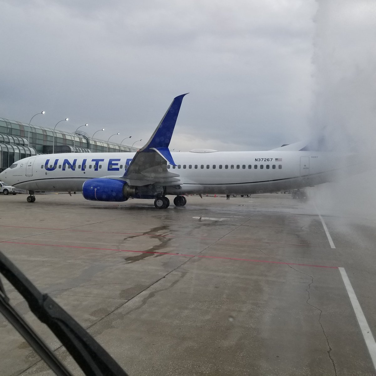 @MikeHannaUAL @FoxMikeFoxORD #beingUnited Welcome New Bright Livery at Gate B9 O'Hare international Airport