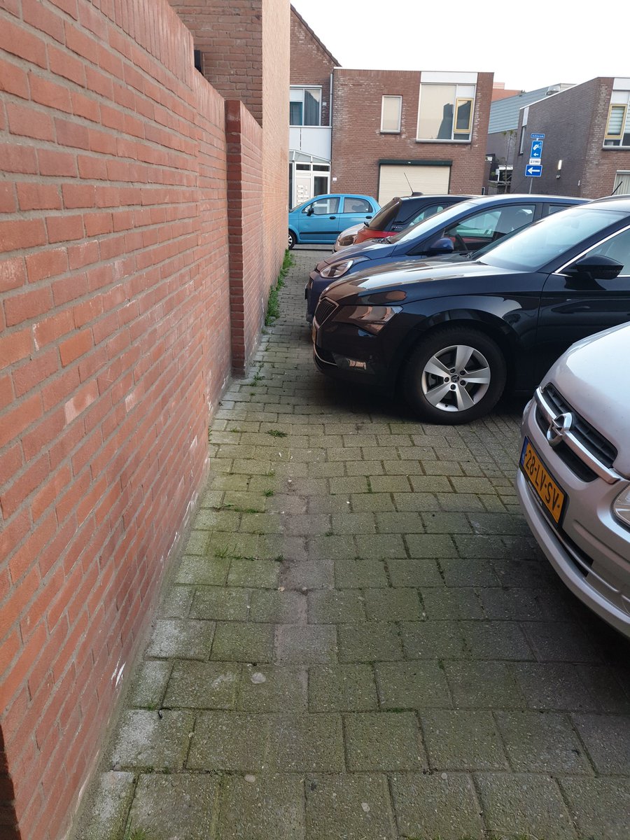 hbkuiper's tweet photo. De parkeerellende in o.a. de Odilia van Salmstraat in Breda bereikt zijn hoogtepunt. 20 jaar gedoogd Breda al overal te parkeren. Nergens duidelijke vakmarkeringen. Hoe moeten bewoners zich aan de regels houden als boa's de situatie niet kunnen uitleggen. https://t.co/JAFzukwS3l