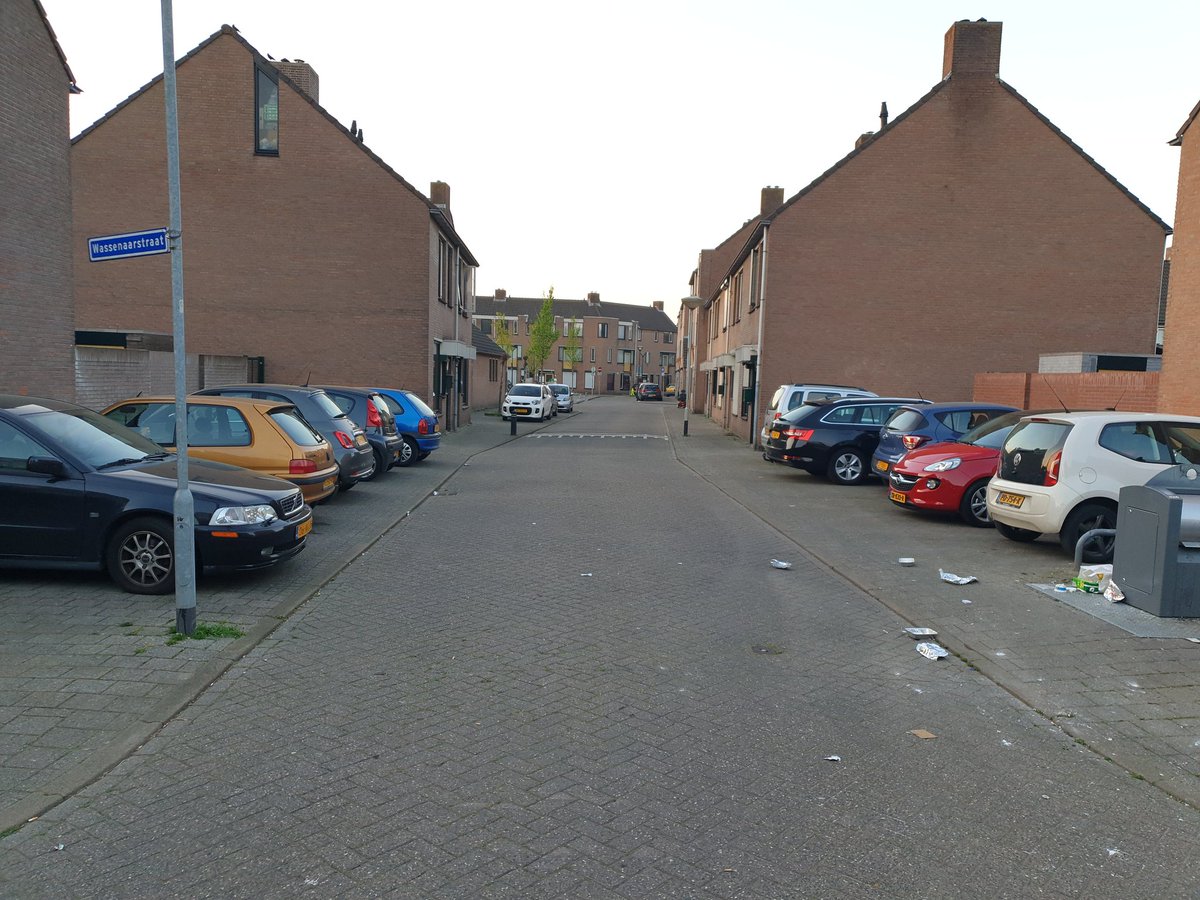 hbkuiper's tweet photo. De parkeerellende in o.a. de Odilia van Salmstraat in Breda bereikt zijn hoogtepunt. 20 jaar gedoogd Breda al overal te parkeren. Nergens duidelijke vakmarkeringen. Hoe moeten bewoners zich aan de regels houden als boa's de situatie niet kunnen uitleggen. https://t.co/JAFzukwS3l
