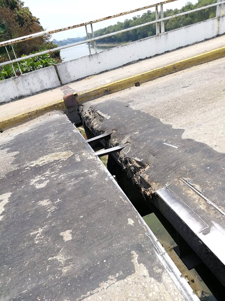 yaraly_'s tweet photo. @OficialCentro ¿cómo para cuándo el puente de Casa Blanca? O dejan más $$$ las alberquitas.... sigo esperando que desbloqueen a todos los que nos tienen bloqueados en la cuenta de face de ayuntamiento y de @EvaristoHdzCruz  quien ya sacó el cobre y está mostrando toda su prepotencia https://t.co/1gPBykDtuE