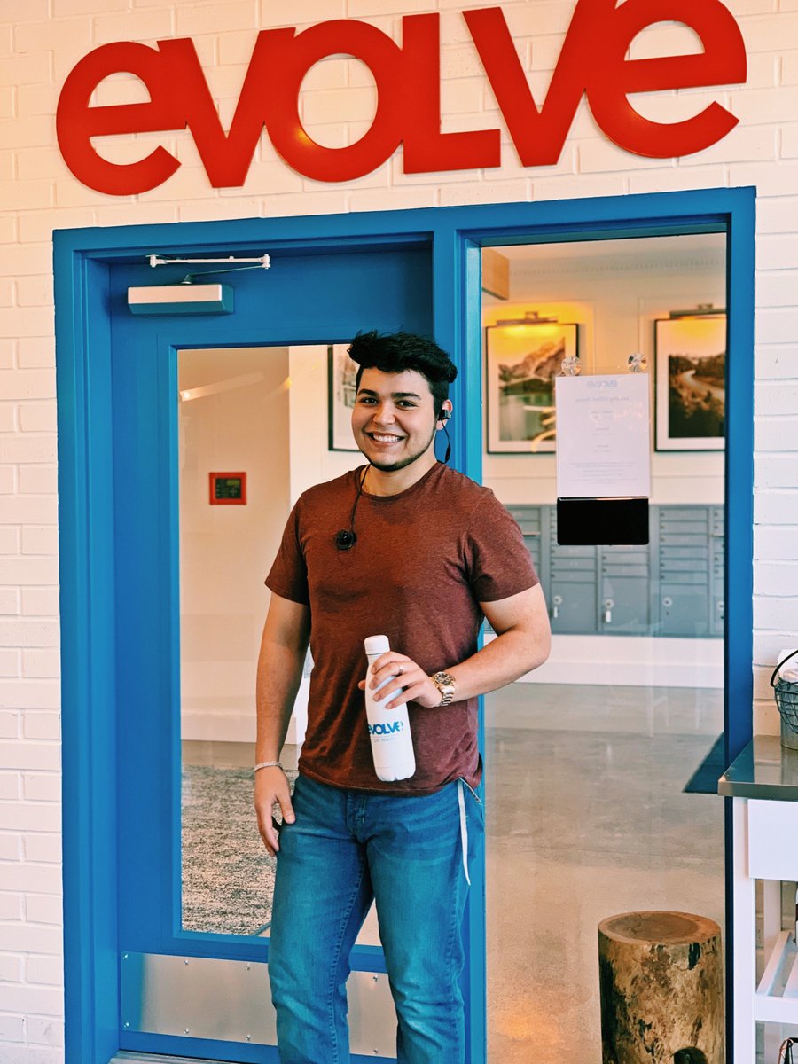 evolveonmain's tweet image. It’s always great to meet our future residents! 👋🏻 Stop by our leasing office this week to pick up some Evolve gear before you head home for the Summer! ☀️🤩 #evolveonmain #liveevolve #evolvegear #futureresident #freegear #waterbottle #tshirts #swag