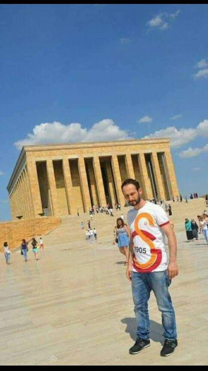 KadercanP's tweet photo. METRO SAPIĞINI DÜŞÜNSENİZE MEDRESEDE VEYA CAMİ DE FOTOSUNUN OLDUĞUNU. https://t.co/vySBz6rJAV #TertemizŞampiyon