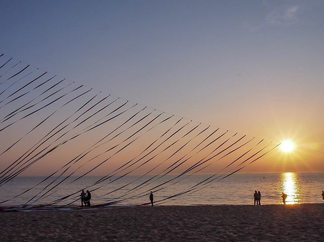 HalluciNantes's tweet photo. Quand le soleil joue avec les cerfs-volants avant d’aller se coucher
.
#IgersNantes #IgersCharenteMaritime #cvchatel #cvchatel2019 #Chatelaillon #InfinimentCharentes #IgersFrance #Bonjour #InstagramFR #gf_france #WeLoveFrance_ #super_france #bns_france … https://t.co/GsgOs90Kyl https://t.co/2XocF78lli
