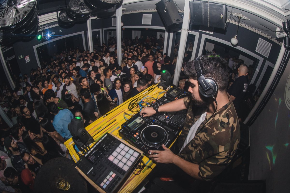 Benditos sean los jueves de #RootsAndConcha con @DJKendoCR! 

Si querés ganarte 5 entradas, todo lo que tenés que hacer es Rt a este tweet y follow a @ConchaLoraCR