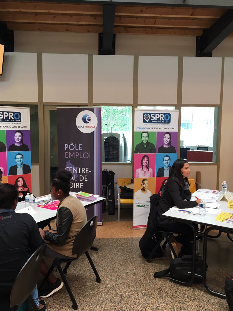 IsabellePirot's tweet photo. @poleemploi_RCVL Pôle emploi Argenton-sur-Creuse présent au forum emploi du Lycée Châteauneuf #emploi des ateliers 5’ pour convaincre pour préparer les entretiens avec les entreprises.     nos partenaires présents @Capemploi_ Mission locale Indre Sud CIO CAD @fabiennepicard1 https://t.co/UAqgAY7Gv1