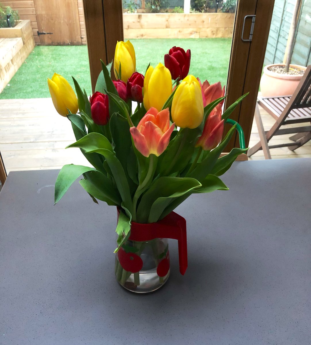 jamesenjoyrelax's tweet image. Our tulips coming to life nicely!! 😊👍 a #lovelygiftfromfriends - the copper penny we were told to plop in the vase is working to keep them perky, too! 😎👍💐🌷🌸🌼 #goodtip #WednesdayWisdom
