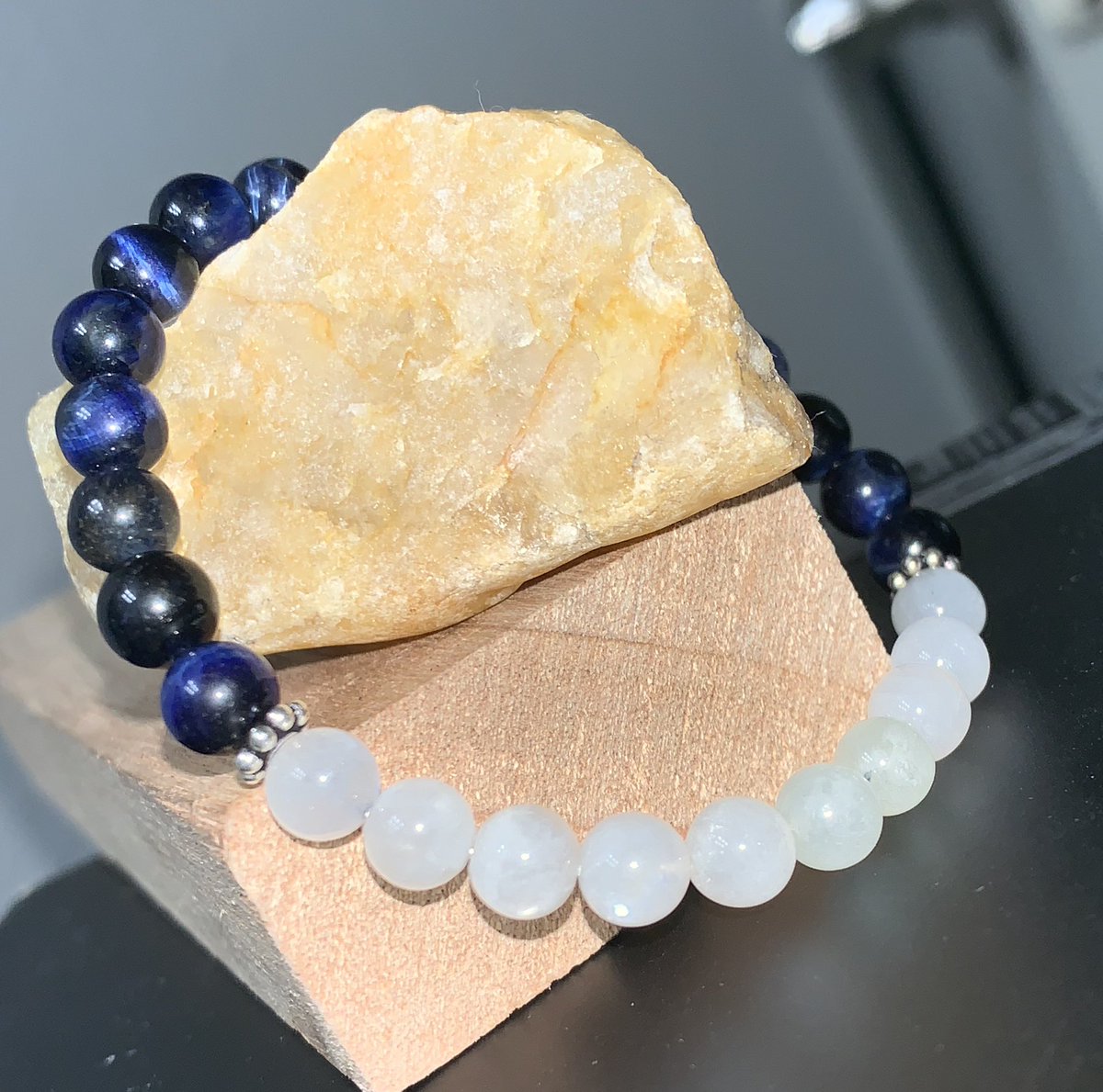 MmauricesPieces's tweet photo. Here's some fun #gemstonejewelry I made today #tigerseye #moonstone #mossagate #treeagate #pfrenite #lavastone #hematite #redtigerseye #howlite #labordite #pyrite #sterlingsilver #antiquebrass #imadethese #malabracelets #mala #yogamala https://t.co/VSv6kIYwHi