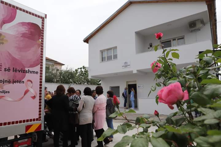 QKPVT1's tweet photo. Edhe një tjetër qendër shëndetësore e rehabilituar në #Tiranë✅
📌Me deputeten Blerina Gjylameti pamë nga afër #transformimin e qendrës 🏥 #Kashar 1, e cila siguron sot kushte dhe standard të përmirësuar për 3 mijë banorët e periferisë së kryeqytetit.
#eGjithëVëmendjaTeNjerëzit https://t.co/pi8kuxeQtN