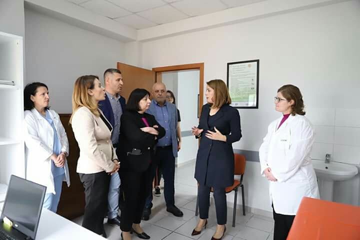 QKPVT1's tweet photo. Edhe një tjetër qendër shëndetësore e rehabilituar në #Tiranë✅
📌Me deputeten Blerina Gjylameti pamë nga afër #transformimin e qendrës 🏥 #Kashar 1, e cila siguron sot kushte dhe standard të përmirësuar për 3 mijë banorët e periferisë së kryeqytetit.
#eGjithëVëmendjaTeNjerëzit https://t.co/pi8kuxeQtN