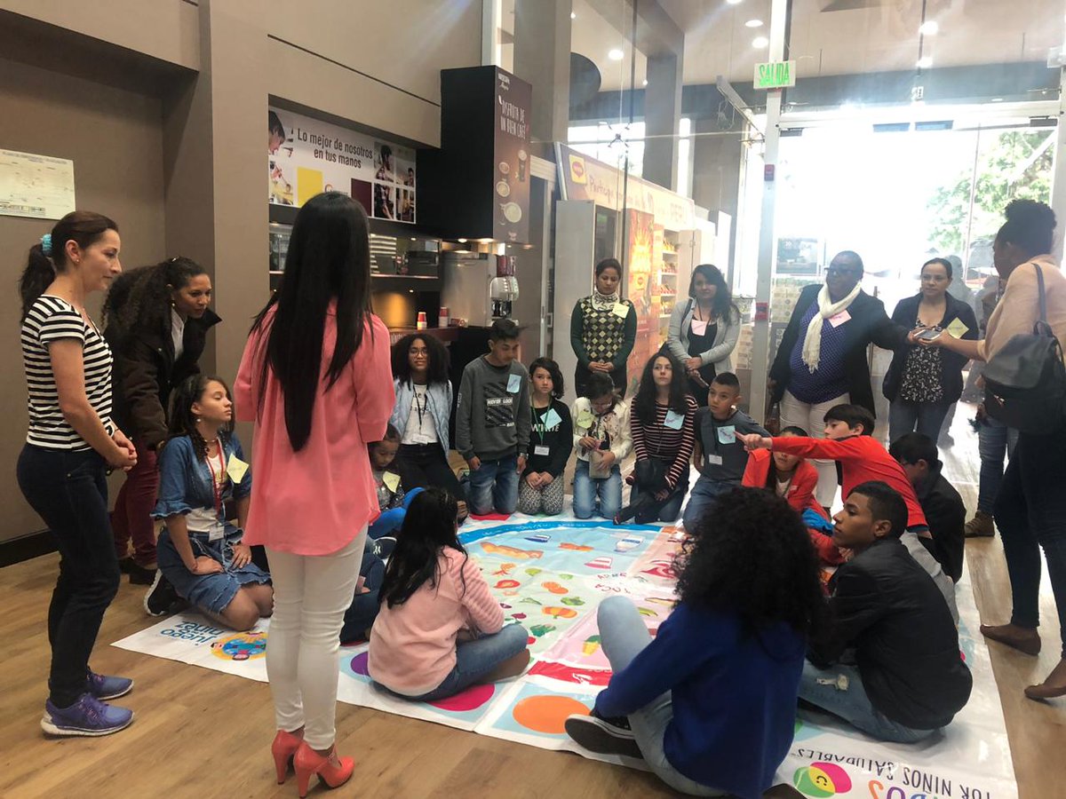 juegoyninez's tweet photo. En el marco del #DíaDeLaNiñez, la iniciativa @UnidosxNinosCol se sumó a nuestro homenaje invitando a las 19 niñas y niños que se encuentran en #Bogotá. Ellos y sus familias hicieron un recorrido por Casa @NestleColombia y jugaron a ser chefs.
#Juego | #Ley24 | #SúmateJugando https://t.co/cCFBY2BnDT