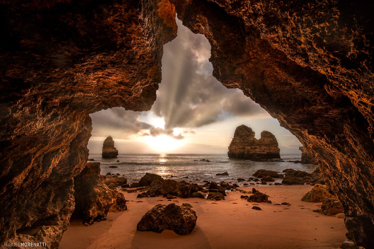 Llegas aún de noche (5am). Preparas la cámara y, ves cómo la claridad te va mostrando toda la planificación que llevas días haciendo: Localización, marea baja, lugar exacto de salida Sol, nubes.
-Por esto; me encanta fotografiar los amaneceres!
Algarve, Portugal

©MiguelMorenatti