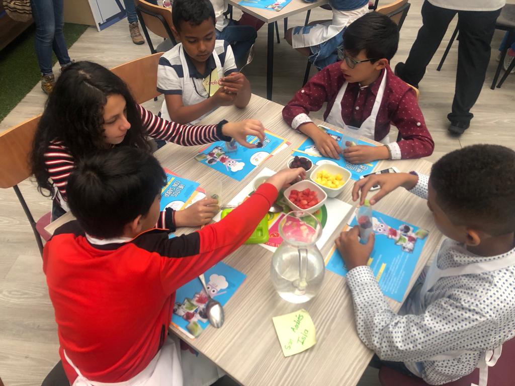 juegoyninez's tweet photo. En el marco del #DíaDeLaNiñez, la iniciativa @UnidosxNinosCol se sumó a nuestro homenaje invitando a las 19 niñas y niños que se encuentran en #Bogotá. Ellos y sus familias hicieron un recorrido por Casa @NestleColombia y jugaron a ser chefs.
#Juego | #Ley24 | #SúmateJugando https://t.co/cCFBY2BnDT