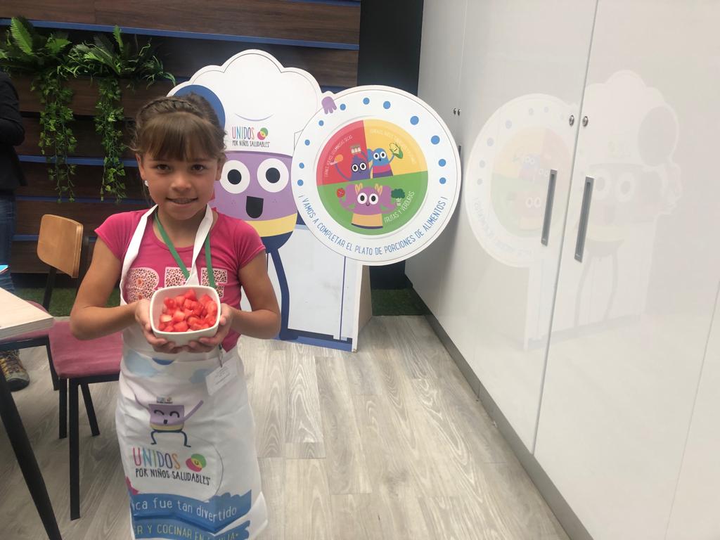 juegoyninez's tweet photo. En el marco del #DíaDeLaNiñez, la iniciativa @UnidosxNinosCol se sumó a nuestro homenaje invitando a las 19 niñas y niños que se encuentran en #Bogotá. Ellos y sus familias hicieron un recorrido por Casa @NestleColombia y jugaron a ser chefs.
#Juego | #Ley24 | #SúmateJugando https://t.co/cCFBY2BnDT
