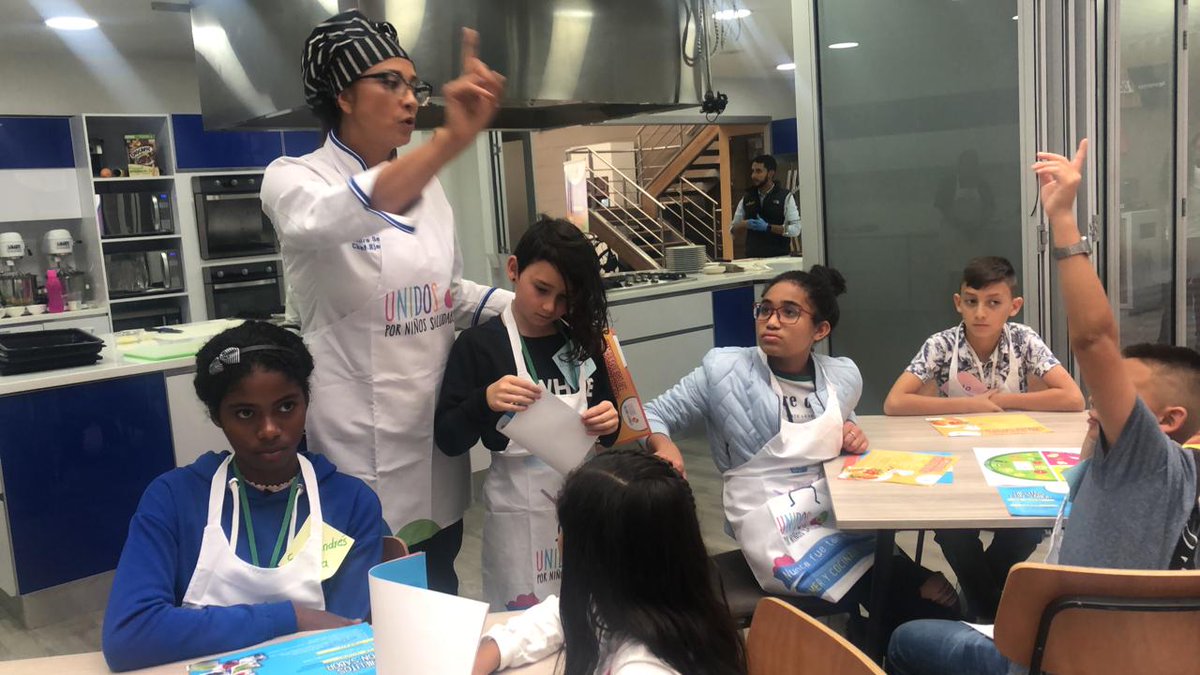 juegoyninez's tweet photo. En el marco del #DíaDeLaNiñez, la iniciativa @UnidosxNinosCol se sumó a nuestro homenaje invitando a las 19 niñas y niños que se encuentran en #Bogotá. Ellos y sus familias hicieron un recorrido por Casa @NestleColombia y jugaron a ser chefs.
#Juego | #Ley24 | #SúmateJugando https://t.co/cCFBY2BnDT