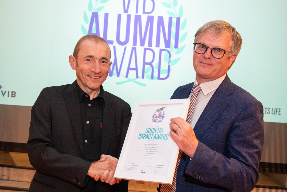 VIBLifeSciences's tweet photo. Proud with the winner of our second Alumni Award Lothar Steidler, who was never afraid to operate at the frontline of technology in a very competitive international environment with high risks. #Sciencemeetslife https://t.co/c8hhlJsYJd https://t.co/OchAVRJaZY