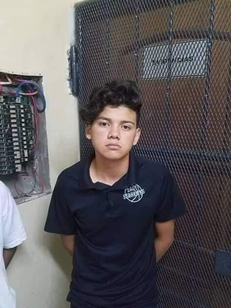 Roxana54755021's tweet photo. VIVO EJEMPLO DE LA NORMALIDAD Q HABLA EL GOBIERNO, ASI LO APRESARON (CAMISA NEGRA) Y ASI LO PRESENTARON AL JUEZ (CAMISA AZUL) #NIPERDONNIOLVIDO
#SOSNicaragua
#M19A
#RESISTENCIAINDIGENADEMONIMBO
#JONATHANLOPEZ #SOSPresosPoliticos @CIDH @PauloAbrao #MESENI #GIEl @cenidh https://t.co/797gbrzSLR