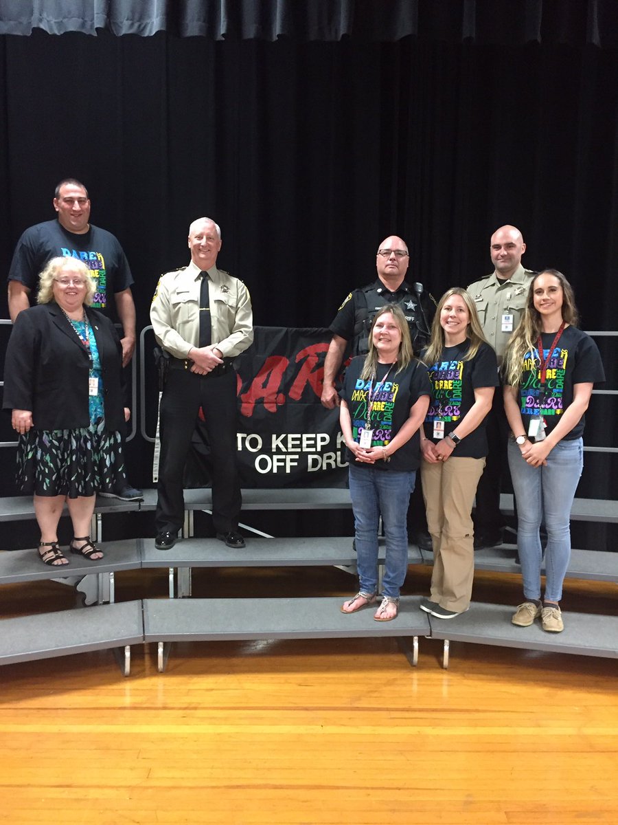 LoudounSheriff's tweet photo. We continue to be inspired by the 5th grade students in the D.A.R.E. program. These students are empowered to respect others and to choose to lead lives free from violence, substance abuse, and other dangerous behaviors. @emerickelem1967 @SteuartWellerES https://t.co/vGOetnRXJo