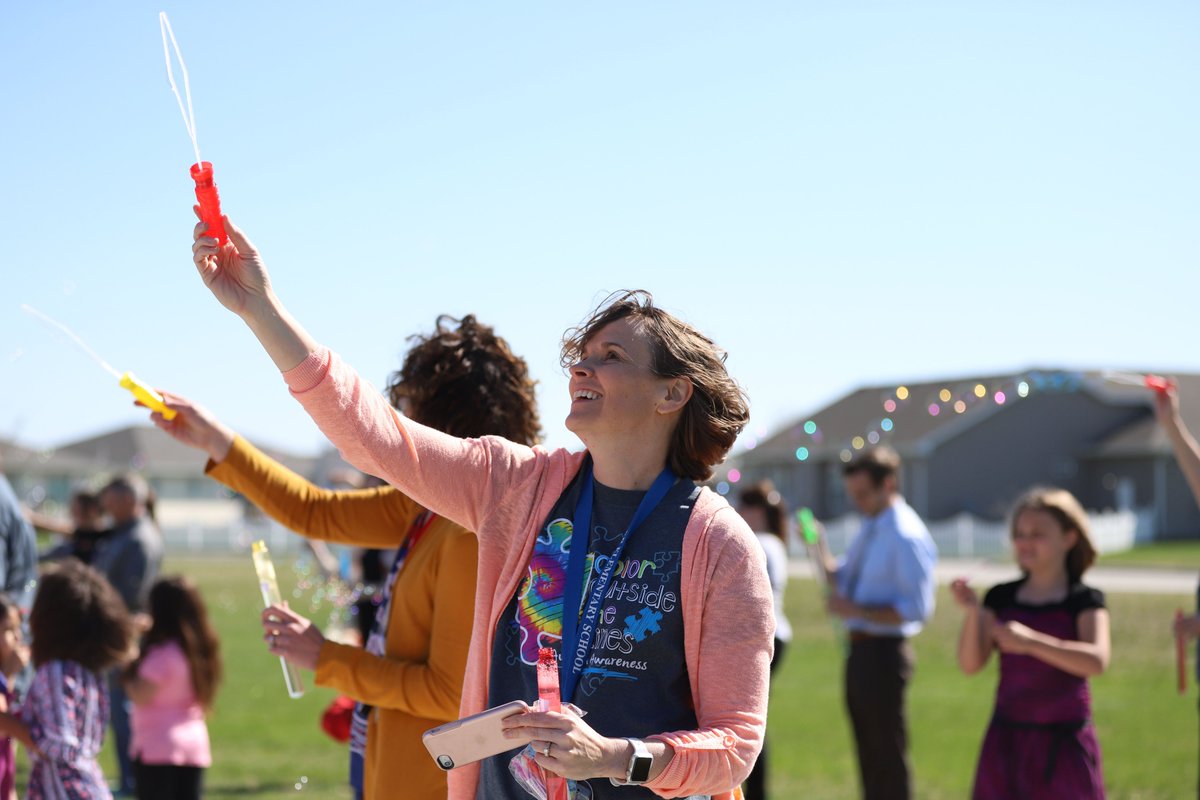 GIPublicSchools's tweet photo. .@ShoemakerGI has been celebrating #AutismAwareness this April. Blowing Bubbles for Autism was the grand finale celebration to show their commitment to support and help our friends with Autism. Thank you to our friends at First National Bank for providing the bubbles! #BeGrand https://t.co/PrbxdI7OYb