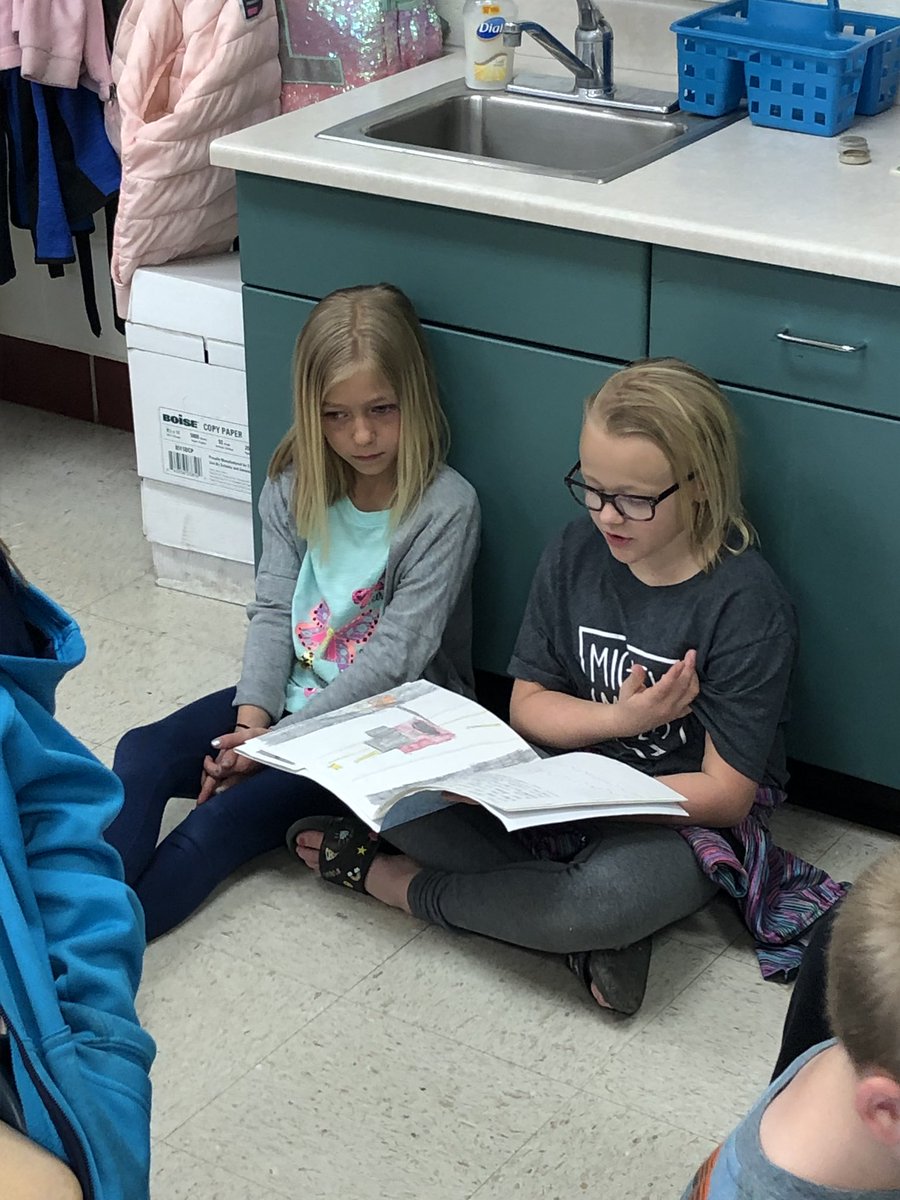 abbybrunsml's tweet photo. #melemflyerpride 
The third graders shared the books they wrote with the first graders. https://t.co/Nu6BKeBbkF