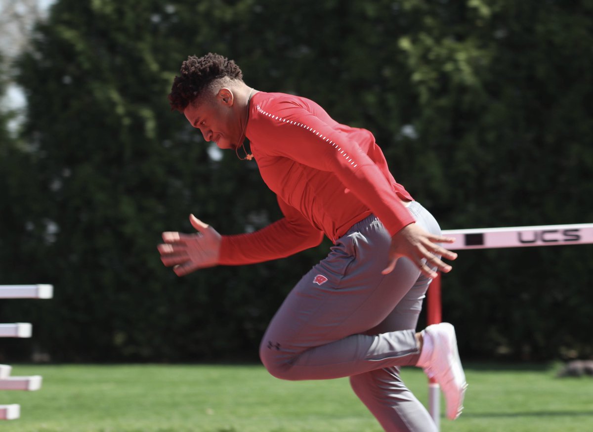 BadgerFootball's tweet photo. Back on track 🏃‍♂️💨

A track standout in high school and New Jersey state champion, Jonathan Taylor has been practicing with @BadgerTrackXC

JT is set to make his collegiate debut this weekend @pennrelays https://t.co/5FW0SKEsvM