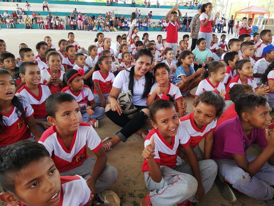 InfrmateCaimit1's tweet photo. Con alegrías muchos niños y niñas gosaron el lanzamiento dia de la niñez en medio de risas de Payasos, títeres y recreaciones lúdicas, organizado por la gestora social, Yira Tovar Madera.
#InfórmateCaimito 
#UnaNuevaVisiónPoliticaAlServicioDeLaComunidad https://t.co/8RlWvGZzVi