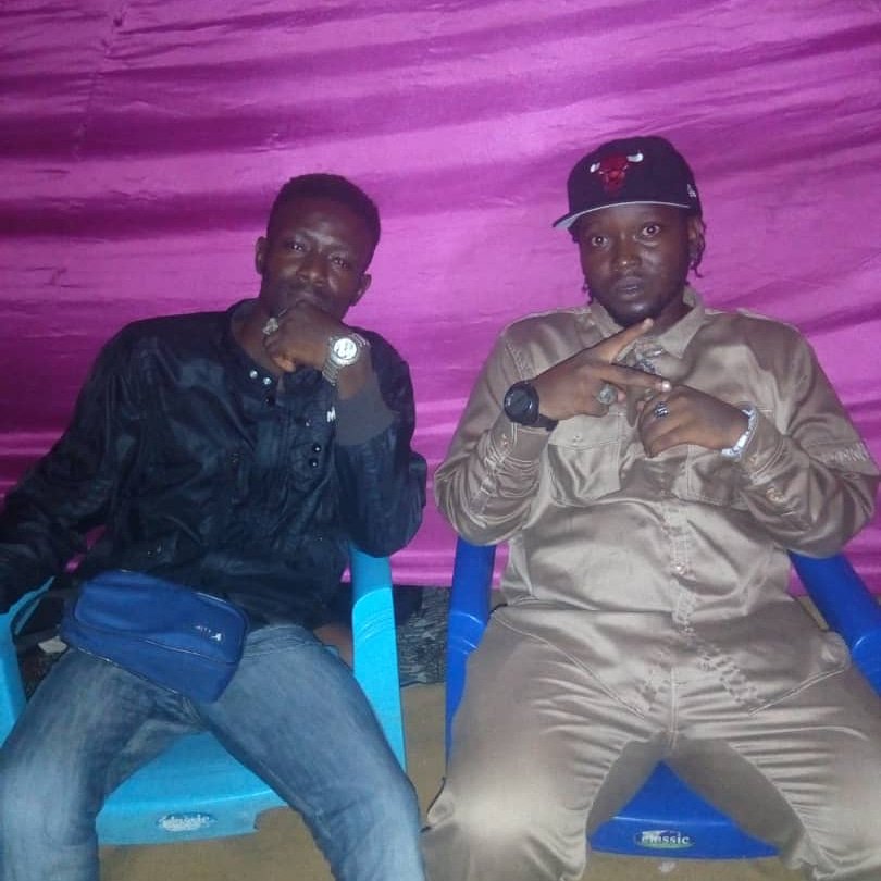 PoroFlex's tweet photo. En mode cerveau avec mon frère PRINCE MO.. DE l'autre côté de la foire commerciale... Feat de la zin Alolékéo https://t.co/HE9Hy2rPKZ