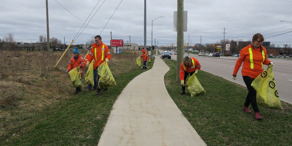 UtilitiesKngstn's tweet image. Today we gathered 2 trucks of garbage and a number of other large items, including bike tires, a hub cap and a shopping cart from John Counter Blvd! Thank you to our employees for helping to keep our community clean and to @SustainableKtwn for organizing this event #PitchInYGK